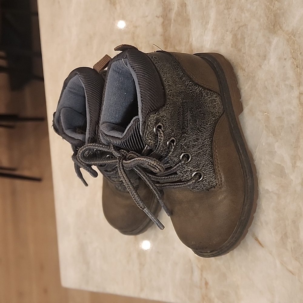 Oshkosh boots toddler size 6